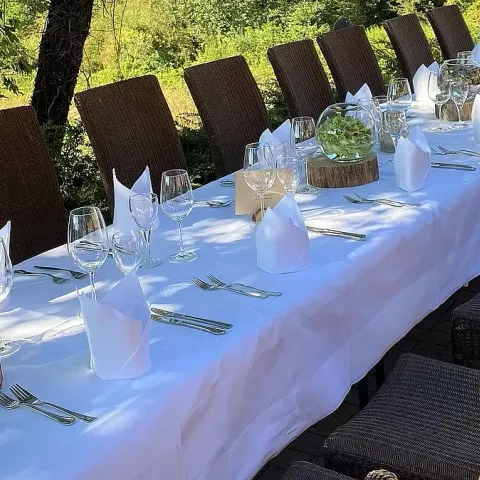 Gedeckte Tafel auf der Terrasse