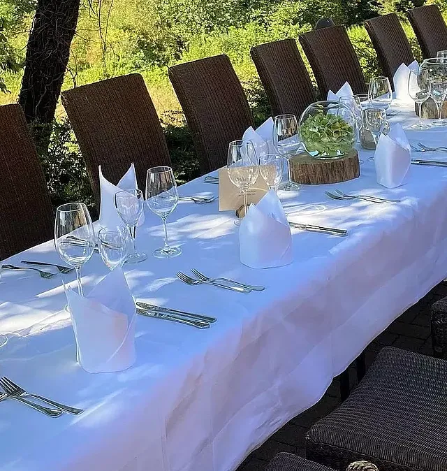 Gedeckte Tafel auf der Terrasse